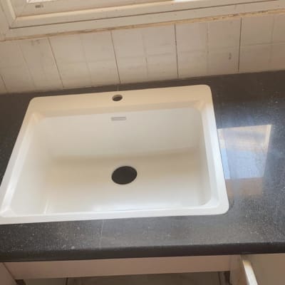 שיש כהה עם כיור לבן במטבח