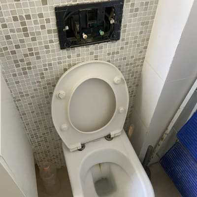 אסלה עם מיכל הדחה פתוח לתיקון אינסטלציה