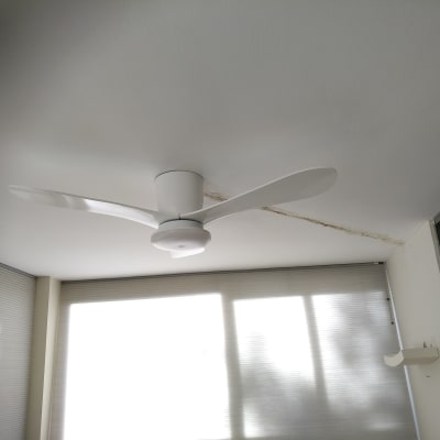 בית המנורה הישן על קיר הצד. המאוורר שהרכיב וחיבר והתעלה שחצב וסתם.