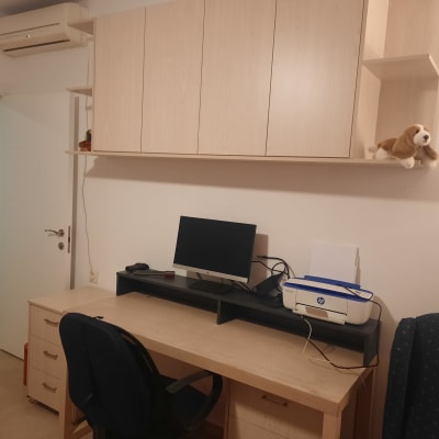 שולחן עבודה מעץ עם מדפים וארון תלוי