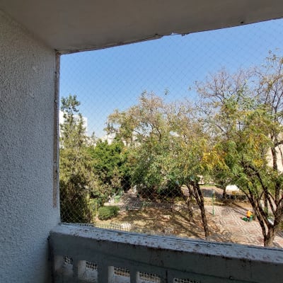 רשת מתוחה על חלון למניעת כניסת יונים