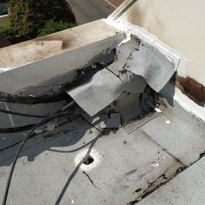 איטום גג עם יריעות ביטומניות וחומרי איטום לבנים