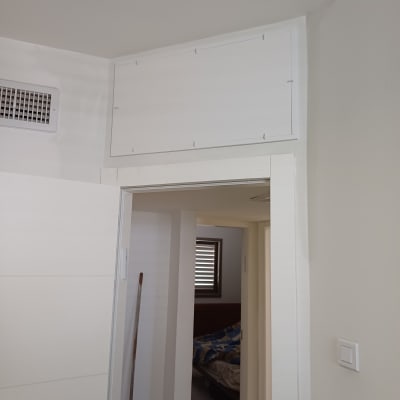 פתח גישה מגבס מעל דלת בחדר