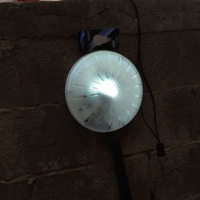 מנורה עגולה מוארת, מברג, כבל חשמל, קופסת נורות