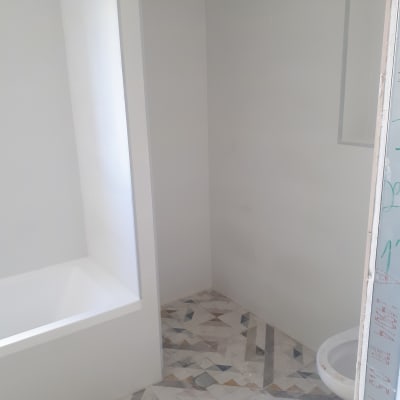 חדר אמבטיה עם אריחים צבעוניים על הרצפה