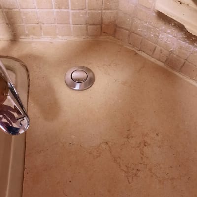 כיור עם ברז וכפתור נירוסטה