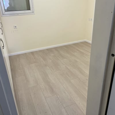 רצפת פרקט עץ בהירה בחדר ריק