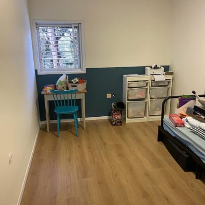 חדר עם קיר צבוע בחצי כחול וחצי לבן