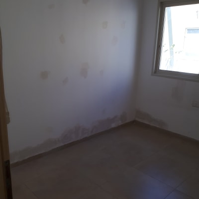 קיר עם תיקוני טיח לפני צביעה