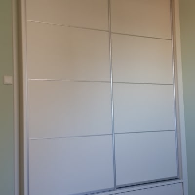 ארון בגדים עם דלתות הזזה לבנות