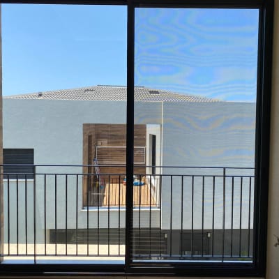 חלון אלומיניום עם מסגרת שחורה ומעקה חיצוני