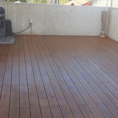 רצפת עץ עם גריל פחמים בפינה