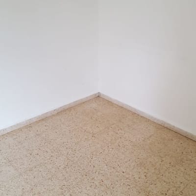 רצפה נקייה בפינת חדר ריקה