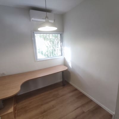 קיר לבן עם אור טבעי מהחלון