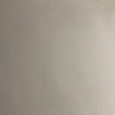 קיר צבוע בצבע אחיד ללא פרטים נוספים