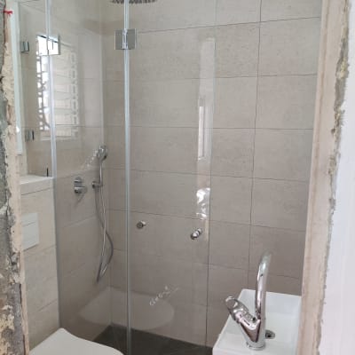 מקלחון זכוכית עם ראש מקלחת מתכתי