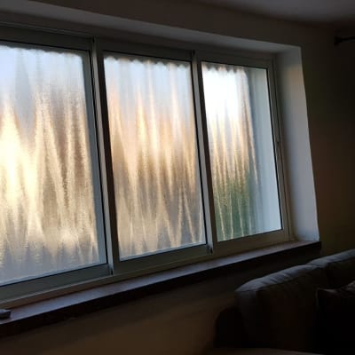 חלון עם מסגרת אלומיניום וזכוכית מטושטשת