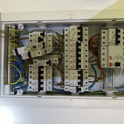 לוח חשמל עם מפסקים וחוטים צבעוניים