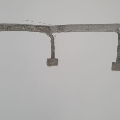 תעלות חשמל בקיר עם חוטים חשופים