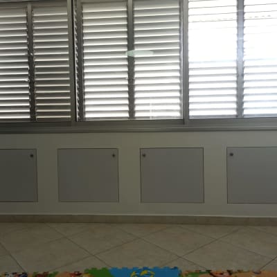 חלונות עם תריסים סגורים וקירות לבנים