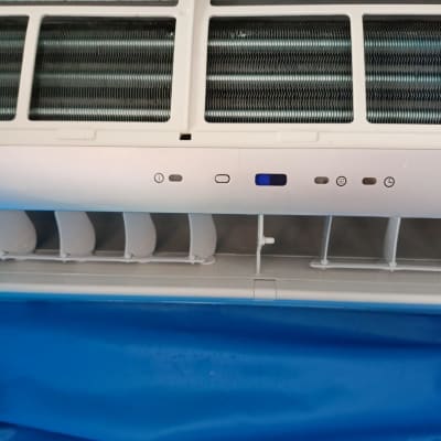 יחידת מיזוג אוויר עם כפתורי שליטה ותריסים