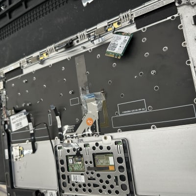 חלקים פנימיים של מחשב נייד עם כרטיס רשת