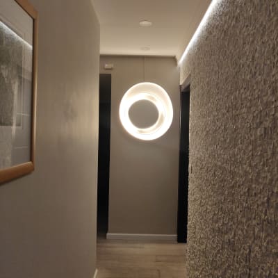 תאורה עגולה תלויה על קיר במסדרון