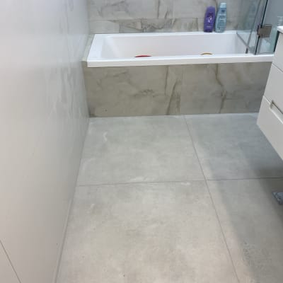 חדר אמבטיה עם אריחים חדשים ואמבטיה מותקנת