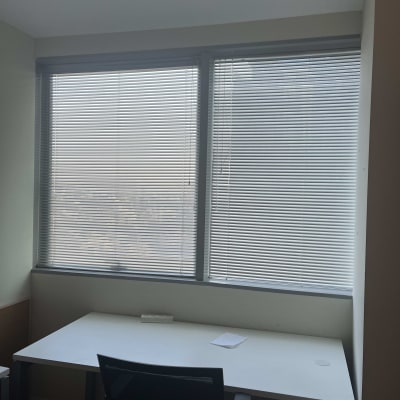 תריסים אופקיים על חלון במשרד מואר