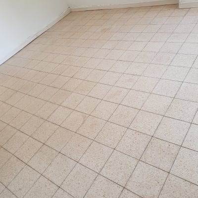 רצפה מרוצפת נקייה עם קווים ברורים