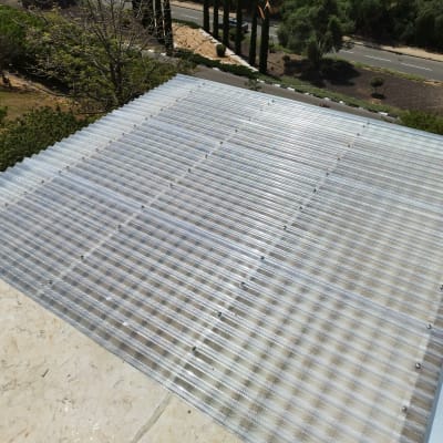 גג פלסטיק שקוף עם ברגים על מבנה