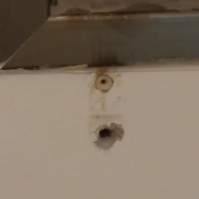 חלק ממסגרת תריס עם חורים בקיר