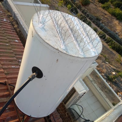 איטום סביב חיבורי צינורות על דוד שמש