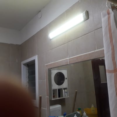 גוף תאורה חדש בחלל שירותים ואמבטיה