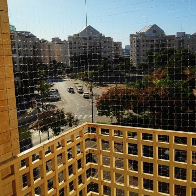 רשת למניעת כניסת יונים במרפסת