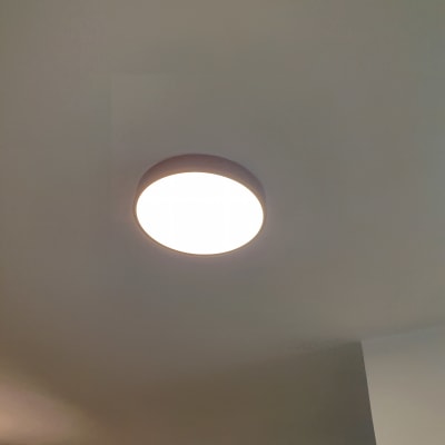 תאורה עגולה מותקנת בתקרה מוארת