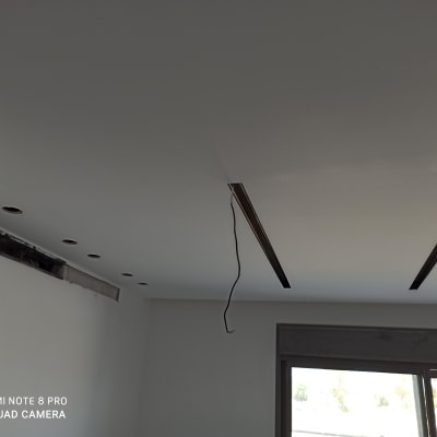 תקרת גבס עם חורים ותעלות חשמל