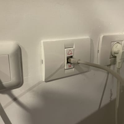 שקע רשת עם כבל מחובר לקיר