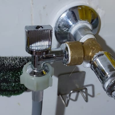 ברז מתכת עם חיבורי צינור וכפפות גומי צהובות