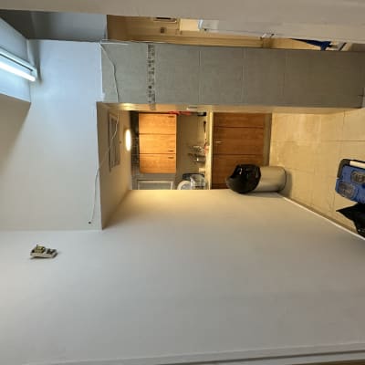 כלי עבודה על הרצפה, קיר צבוע, תאורה חזקה