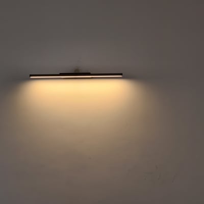 מנורת קיר דולקת על קיר לבן