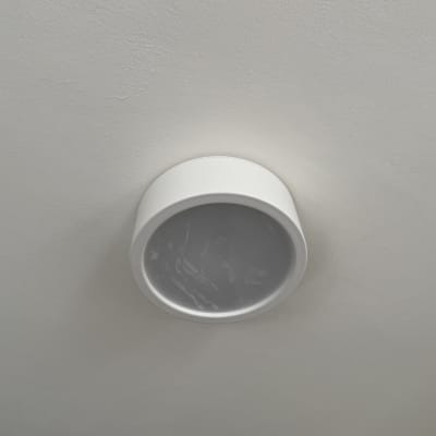 מנורה עגולה על תקרה לבנה