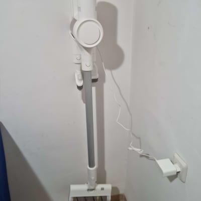 שואב אבק אלחוטי תלוי על הקיר עם מטען