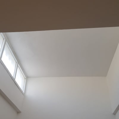 תקרה צבועה בלבן עם חלונות עליונים