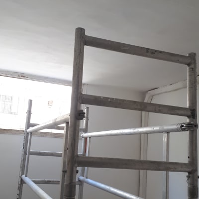 פיגום מתכת בחדר צבוע בלבן