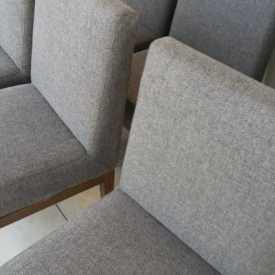 כיסאות אפורים על רצפה נקייה