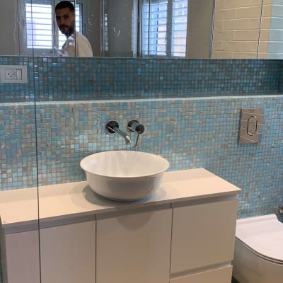 כיור עגול על משטח שיש בחדר אמבטיה