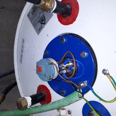 חיבורים חשמליים על דוד מים עם צינורות