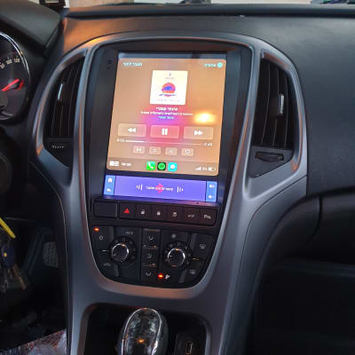 מערכת מולטימדיה ברכב עם מסך מגע ותצוגת מוזיקה