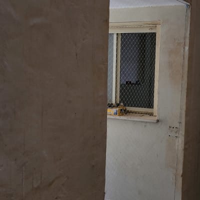 רשת הגנה על חלון למניעת כניסת יונים